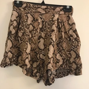 Shorts i ormskinns mönster! - Jättefina och snygga shorts i ormskinnsmönster med stretch.