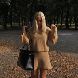 Moa Mattsson X bubbleroom kjol + tröja - Stickad tröja och kjol från Bubbleroom x Moa Mattsson. Tröja & kjol är strl S och helt oanvända med lappar kvar. 