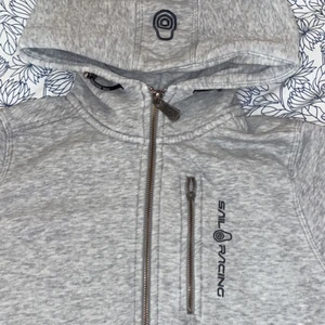 Sail Racing kofta  - Säljer min Sail Racing kofta som är i storlek XS, på andra bilden ser du att kedjan är lite trasig men går nog att fixa, annars så ser den ny ut och jag säljer den för lite lägre pris för att kedjan på höger sida är lite trasig ❤️🥰 köpte den för 899kr, skriv för frågor eller flera bilder🌷