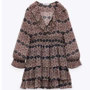 Snygg klänning Zara - Säljer min absoluta favorit klänning från Zara! Klänningen är helt slutsåld i alla storlekar på hemsidan. Säljer då den enligt mig är lite för kort, jag är 176 cm 🙌 Vid frågor kontakta mig, även om det önskas mer bilder!