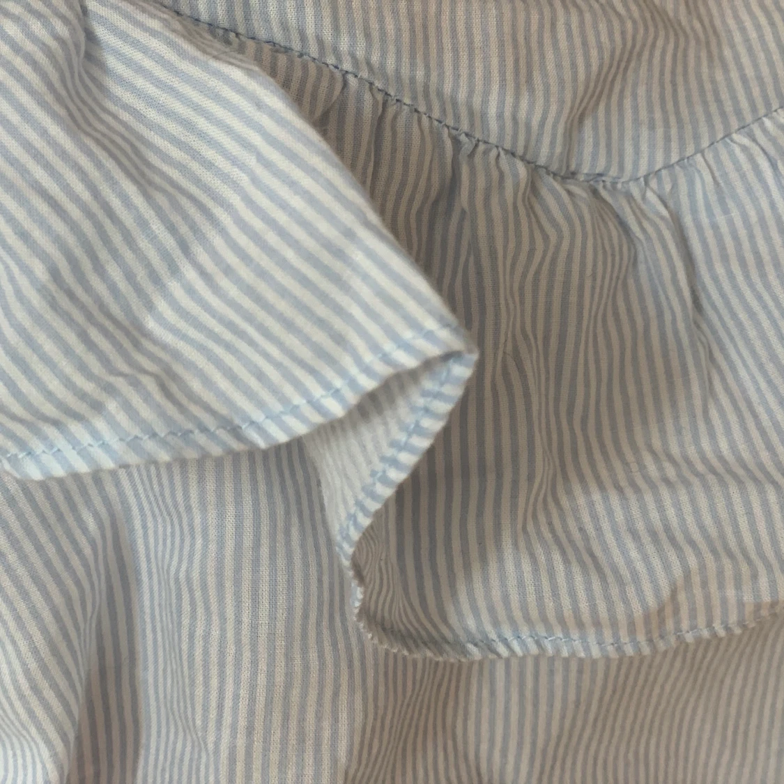 Blus med volanger - 91