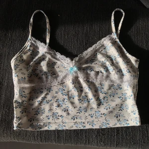 Sommartopp - En superhärlig sommrig topp som jag köpte förra sommaren. Den är lite för liten i storleken runt min byst så därför säljer jag den!