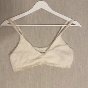  Söt  topp - vit topp från MissguiDeD i storlek xs. har bara testat fin men passar inte riktigt mig i Smaken men pallade inte skicka tillbaks hihi fluffig