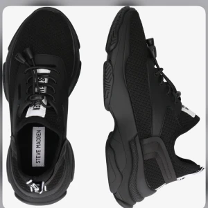 Steve Madden skor - Svarta steve madden skor , strolek 37. Har egentligen storlek 36. Många tycker att man borde gå upp en storlek , men min syster som har storlek 37 passar även i dessa skor. Dem är i bra skick!