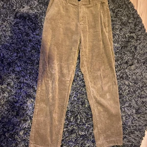 Manchester byxor  - Manchester byxor från zara. Färg: bruna. Knappt använda eftersom inte riktigt min stil 