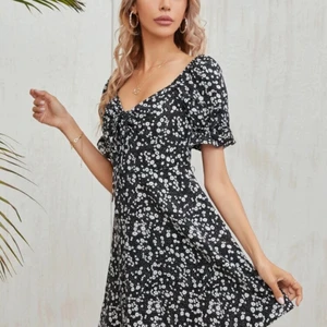 Blommig klänning  - Säljer denna fina klänning som endast är använd EN gång! Älskar den men har inte riktigt kroppen för att bära den då den är lite stor i storleken. Den är en xs men passar nog M också kan jag nästan garantera, köpte den för 119 men eftersom nästan ALLT på min SIDA SÄLJS FÖR UNDER 30 kronor så säljer jag den för 29!🥳🥳🚨🥰🥰🥳❤️❤️🥳🥳💗💞💕🎀🎀💎