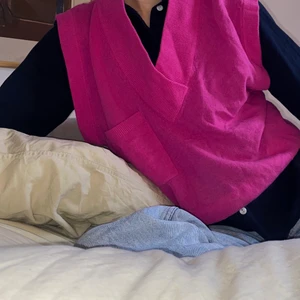 Rosa stickad väst - En rosa stickad väst som sitter som L. Pris exklusive frakt. 