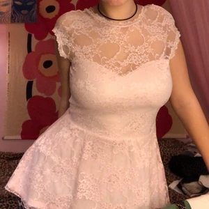 Spets topp ljusrosa - Väldigt ljus rosa färg💓 öppen o ryggen💓 denna formar kroppen väldigt fint!!!