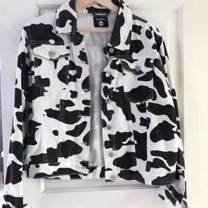 Tunnare vårjacka med komönster  - Säljer min fina jacka i komönster. Kommer från Boohoo och är aldrig använd!