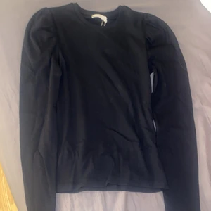 Långarmad svart tröja från pieces  - 150kr köparen står för frakt, aldrig använd 