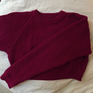 Världens mysigaste tröja!! - Jättefint skick, står att det är strl L på lappen men sitter skönt och avslappnat på mig som är strl XS