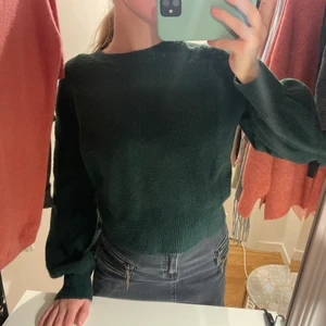 Stickad tröja - Mörkgrön stickad tröja från & other stories💚 älskar färgen och den är toppen till vintern! Köpte den 2019 och den är ganska nopprig tyvärr. Köparen står för frakt💚💚