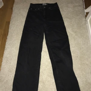 Ett par jätte fina svarta jeans!❤️ - Här är ett par jätte fina svarta jeans! Som har trådar som hänger vid fötterna. Dom sitter jätte bra i midjan och utslängda där nere. Det är storlek XS. Jag säljer dom för 150kr plus frakt 40kr