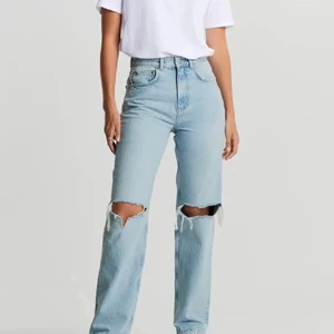 90,s high waist jeans - Säljer nu mina super fina 90,s high waist jeans från Gina tricot. Dom är i super bra skick och har bra passform! Säljer dom endast för att dom blivit för små. Köpte dom för 499kr men säljer för 200kr + frakt 45kr:) 