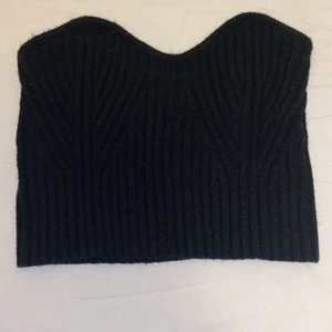 Bandeau topp  - Svart stickad jätte fin bandeau topp som inte kommit till användning. Den är stretchig så skulle säga att den passar xs-m. Men den är i storlek S. Nyskick. Köparen står för frakten som är 66kr💗