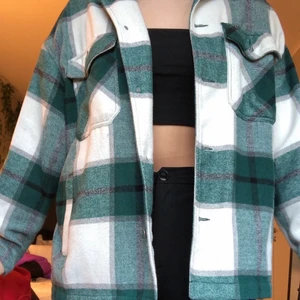 Zara jacka - Säljer denna orginal zara jackan! Köpt i butik och använd ett fåtal gånger, Nyskick! Köparen står för frakt💞