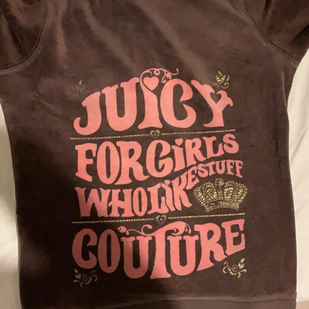 INTRESSEKOLL på min asfina äkta juicy couture zip hoodie. Är då inte säker på om jag vill sälja den utan mest vad jag får för den.❤️  Kontakta mig om ni vill köpa❤️ storleken är i 12 år vilket passar en som är xs.. Övrigt.