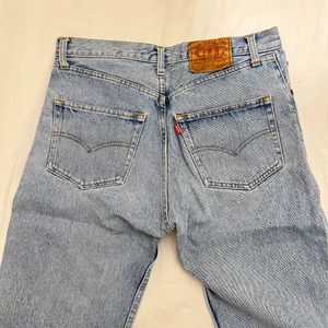 Levis jeans storlek 36/38 - Ett par ljusa vintage Levis jeans i storlek 36 eller liten 38a. Aldrig använda då det inte riktigt var min passform. Raka i modellen. 