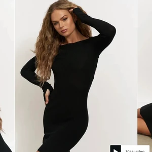 Miniklänning - Svart miniklänning med öppen rygg från Hanna Schönberg x nakd i strl M. Endast använd 1 gång. 