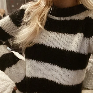 Stickad tröja - Supermysig stickad tröja i storlek one size, säljer pga att jag inte fått användning av den, från chiquelle men är slutsåld. Är i fint skick, skriv privat för mer bilder🥰 köpare står för frakt