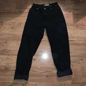 Svarta högmidjade jeans - Svarta högmidjade jeans som jag köpt secondhand, 