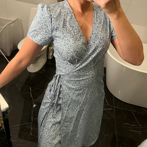 Blommig klänning  - Blå/ vit blommig klänning stl XS. Använd under 1 dag och i nyskick. 