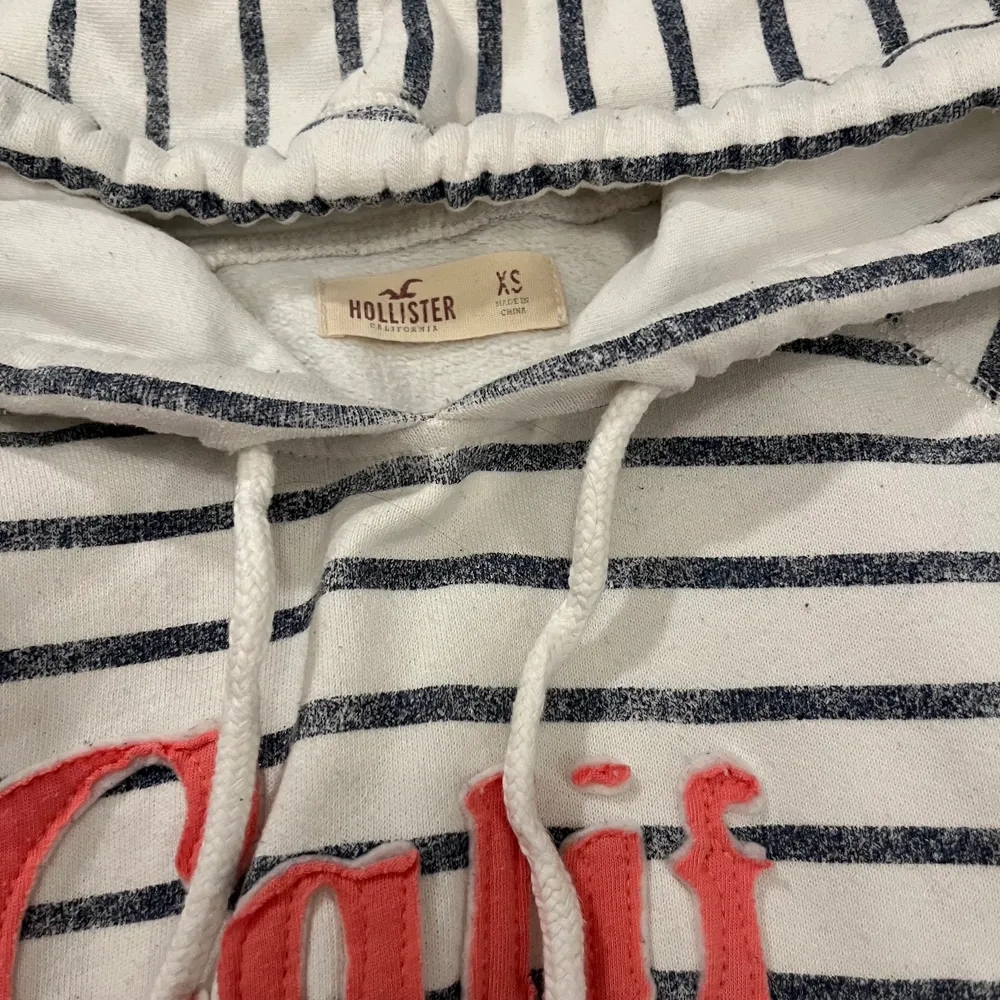 Randig hoodie från hollister💞 köparen står för frakt . Hoodies.