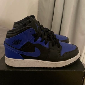 Jordan 1 mid hyper royal - Intressekoll på dessa snygga Jordan 1 Mid Hyper Royal, som knappt är använda och i väldigt fint skick!🤩 Storlek 37,5, hör av er för fler bilder mm. 🤍 Priset kan diskuteras