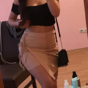Beige kjol - Tight beige kjol med en längre slits& knytning.              Aldrig använd.                                                                  Frakt tillkommer! 