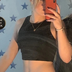 Svart tröja  - Svart tröja från bull&bear bra skick. Säljer för den har blivit lite liten på mig. Säg till om det är något:) eller om du vill ha fler bilder så fixar jag 