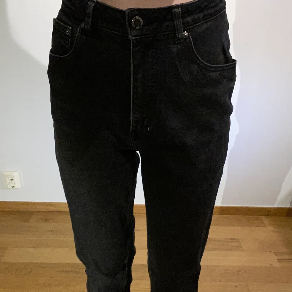 Svarta jeans från cheap monday. Storlek 29/32. Kort för att vara 32 enligt mig. Jeans & Byxor.