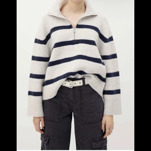 Stickad randig tröja  - Använd 1 gång, ångrat mig och kan inte lämna tillbaka den därför säljer jag den vidare 🤍 köpt på weekday för 550kr, och är i storlek xs-m beroende på hur du vill att den ska sitta.