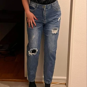Ripped jeans från Svein i storlek M - Normal passform, väldigt bekväma att ha på sig. Kan mötas i Skåne, köparen står för frakten 