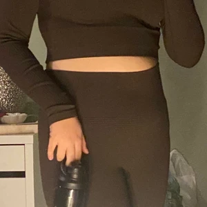 Tränings set - Säljer de för det för stl är för stor så endast använd en gång. Super skönt träningset även super fint.  Minns ej hur mycket det kosta men minns att de va ganska dyrt. Säljer både två för 600kr pris kan minskas vid snabb affär. 