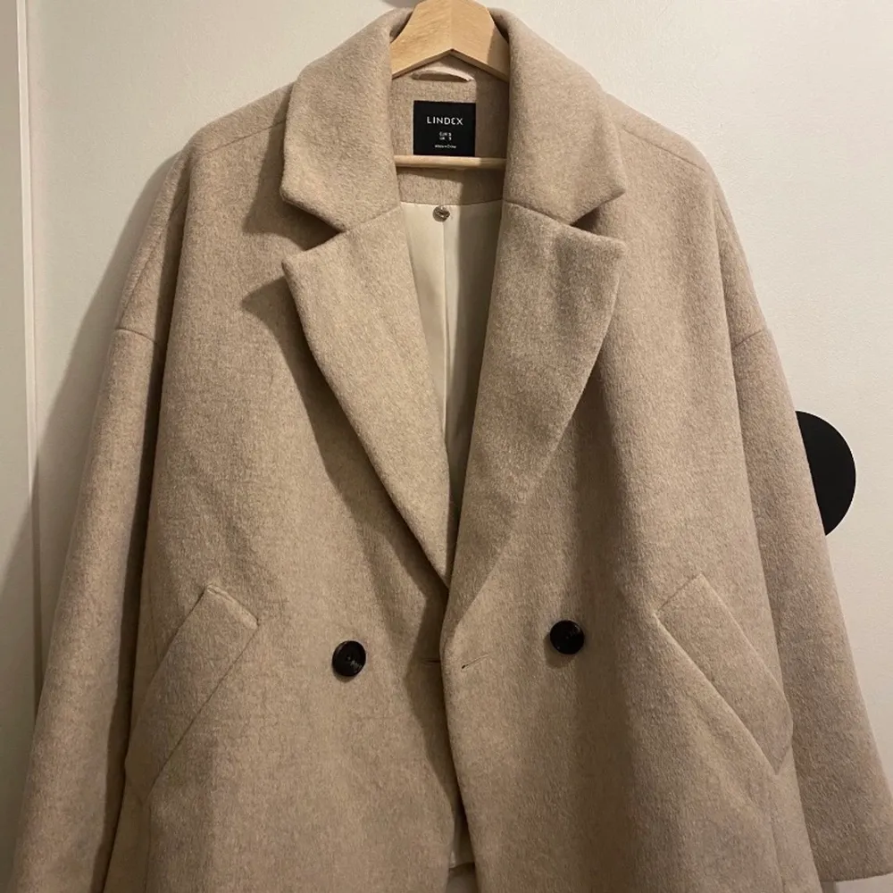 Superfin beige kappa från Kappahl i storlek s, funkar även för en M. Knappt använd, som ny! Material: 54% ull, 42% polyester, 3% polyamid och 1% akryl.. Jackor.