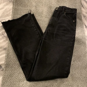 Zara wide leg full length  - Ett par svarta jeans från zara i storlek 36, byxorna är i ordinarie längd och passar bra på mig som är runt 176. Har dock inte kommit till så mycket användning då dem är lite för stora för mig, köparen står för frakten! 💞 