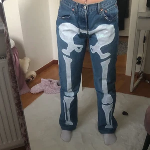 Skelett jeans💀 - Säljer dessa ascoola jeans ja målat själv❤️ står ingen storlek men motsvarar M skulle jag säga och sitter baggy på mig som är 163-165 men passar både kortare och längre❤️