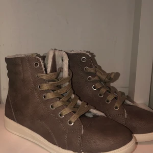 Skor  - Bruna fodrade skor, ej använda ✨Frakt +110kr✨