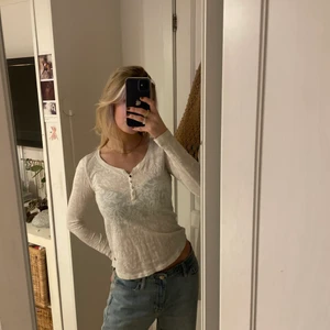 Tröja, strl XS  - Jättegullig tröja i spets från H&M i storlek XS💗 Superfin som den är eller under en stickad tröja så att spetsen syns litegrann😍✨ 