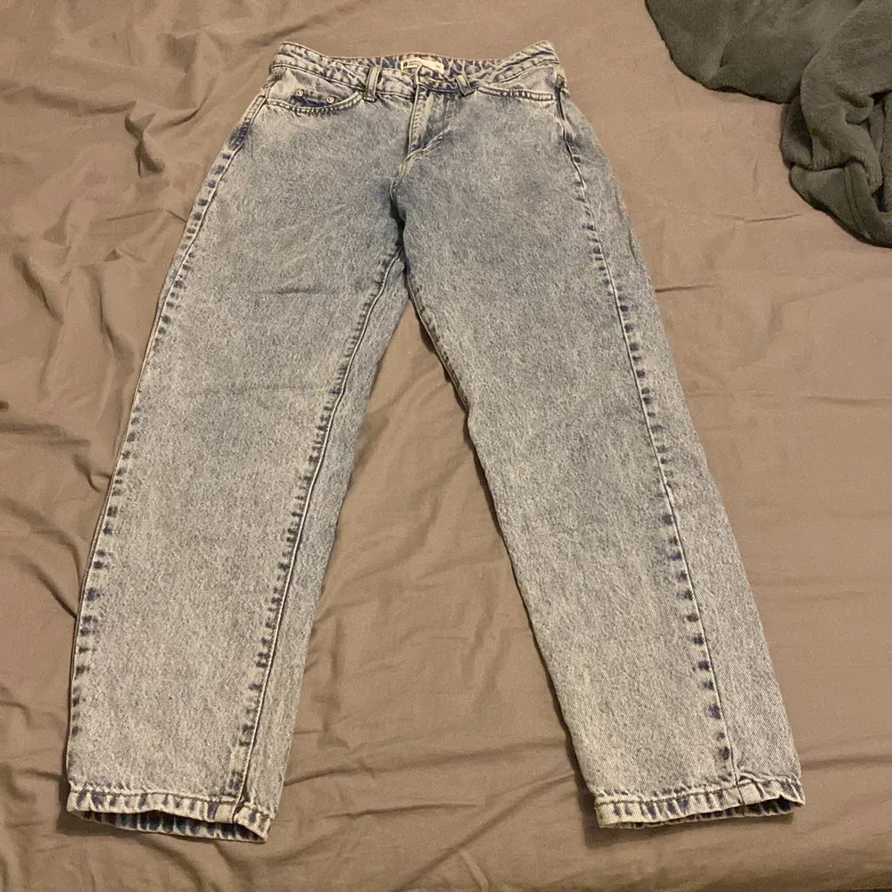 Ett par jeans från Gina tricot i storlek 34. Längden passar mig som är 155cm. (Pris går att förhandla) Kontakta vid fler frågor! :). Farkut & Housut.