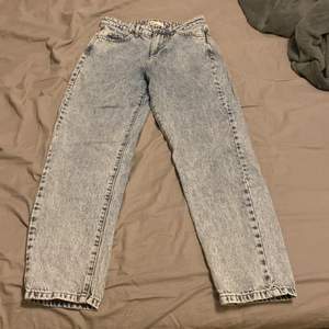 Ett par jeans från Gina tricot i storlek 34. Längden passar mig som är 155cm. (Pris går att förhandla) Kontakta vid fler frågor! :)