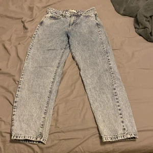 Jeans strl 34 - Ett par jeans från Gina tricot i storlek 34. Längden passar mig som är 155cm. (Pris går att förhandla) Kontakta vid fler frågor! :)