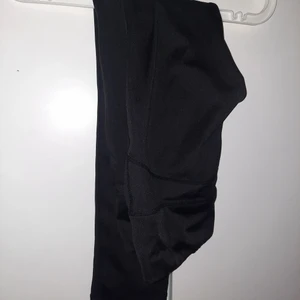 Träningsbyxor - Träningsbyxor. Svarta. Det står att det är i storlek m men skulle passa  en S. 