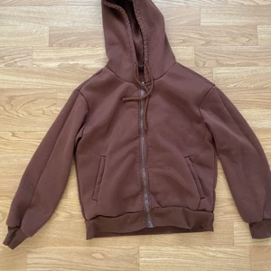 Brun zipup hoodie - Jätte fin brun zipup hoodie i storlek S. Får tyvärr inte mycke användning längre 😮‍💨