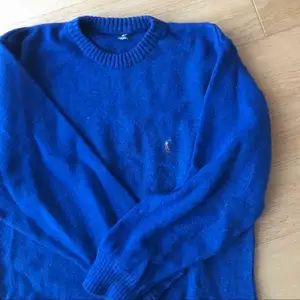 Snygg blåa stickade Ralph Lauren tröja, såå fin färg. 💞 osäker på att sälja men kmr inte direkt till användning, säljer vid bra bud. Den är lite oversize på mig som brukar ha XS/S men sitter fint ändå!