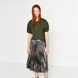 Zara metallic skirt  - Midi kjol från zara 2018. Sparsamt använd och i bra skick.