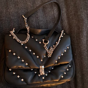 Väska  - Väska med nitar. Jättebra skick!