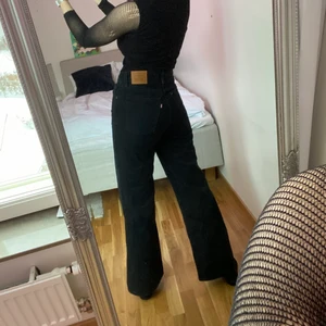 Svarta jeans 28 LEVI’S - Ascoola högmidjade svarta jeans från Levi’s i storlek 28. Knappt använda. Kan mötas upp i Sthlm annars står köparen för frakt ;)