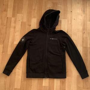 Sail Racing zip hoodie (Antarctica Zip Hood Carbon) i svart färg. Är i storleken 170 men passar också S. Den är i bra/mycket bra skick och köparen står för frakten.