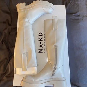 Beiga stövlar - Säljer mina HELT nya oanvända stövlar från nakd. Nypris 699kr. Dom är i en superfin kall beige färg o slutar på mig som är 165 cm precis under knät. Frakt tillkommer 66kr. 